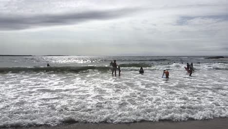 Strand-An-Der-Westküste-Irlands-An-Einem-Sonnigen-Sommertag---Die-Wellen-Sind-Groß-Und-Die-Leute-Genießen-Den-Tag-Am-Strand---Spanish-Point,-Irland