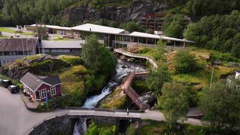 Drohnenaufnahme-über-Dem-Fluss-Geirangelva,-Zentrum-Norwegischer-Fjorde