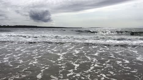 Strand-An-Der-Westküste-Irlands-An-Einem-Sonnigen-Sommertag---Die-Wellen-Sind-Groß-Und-Die-Leute-Genießen-Den-Tag-Am-Strand---Spanish-Point,-Irland