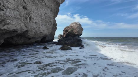 Las-Olas-Se-Estrellan-Contra-La-Costa-Rocosa,-Revelando-La-Belleza-Natural-De-Crimea-Junto-Al-Mar-De-Azov-Bajo-Un-Cielo-Despejado.