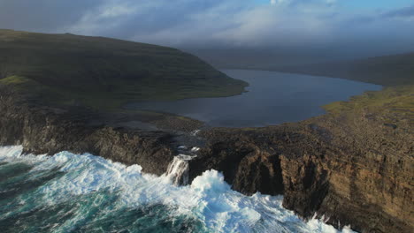 Lago-Y-Cascada-Sorvagsvatn:-Puesta-De-Sol-Y-Olas-Del-Océano-Desde-Arriba