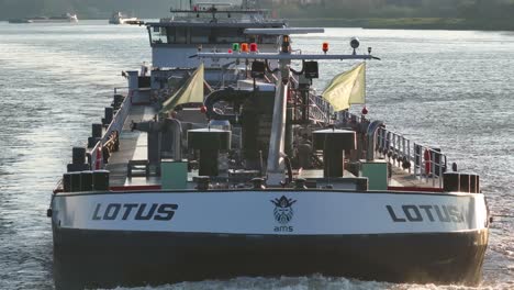 Lotusboot-Befährt-An-Einem-Windigen-Tag-Einen-Fluss-In-Der-Nähe-Von-Barendrecht,-Niederlande