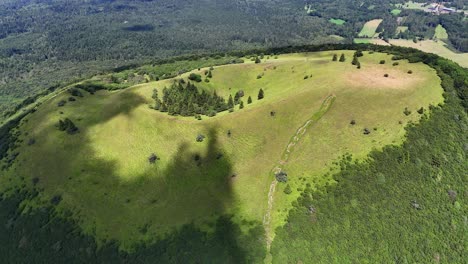 Imágenes-Tomadas-Con-Un-Dron-Del-Cráter-Del-Volcán-Puy-De-Come-En-Auvernia