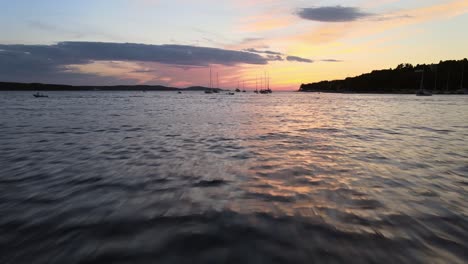 Vuelo-De-Drones-De-Proximidad-Sobre-El-Agua-Del-Mar-Después-Del-Atardecer-Cerca-De-La-Isla-De-Hvar-En-Croacia