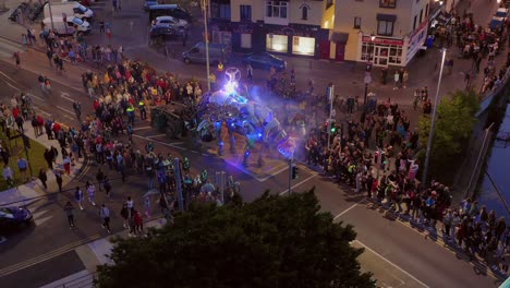 Toma-Aérea-Del-Fascinante-Desfile-De-Pegasos-Iluminados-Por-La-Noche-Durante-El-Festival-De-Las-Artes-De-Galway