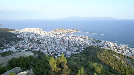 Vista-Aérea-De-La-Ciudad-De-Kavala,-Grecia,-Con-Vista-Panorámica-De-La-Ciudad-Y-La-Montaña