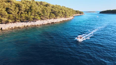 Toma-Aérea-Con-Dron-De-Un-Pequeño-Barco-Navegando-En-Aguas-Azules-Del-Mar-Cerca-De-La-Costa-De-La-Isla-De-Hvar