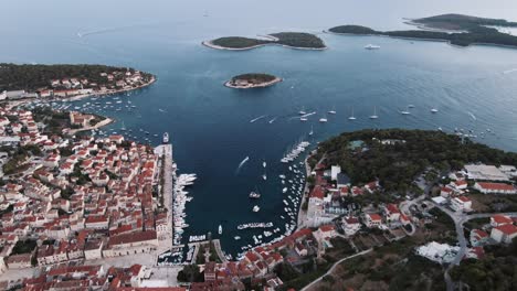 Vista-Aérea-Del-Casco-Antiguo-De-Hvar,-Croacia,-Tomada-Desde-Un-Dron