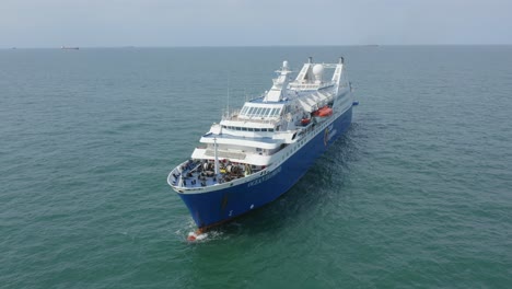 El-Antiguo-Buque-De-Pasajeros-Ocean-Diamond,-De-La-Expedición-Quark,-Se-Encuentra-Anclado-Frente-A-Las-Costas-De-Uruguay