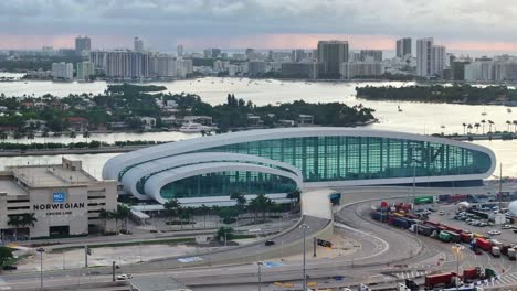 Norwegian-Cruise-Line-Im-Modernen-Hafen-Von-Miami-Während-Der-Goldenen-Stunde