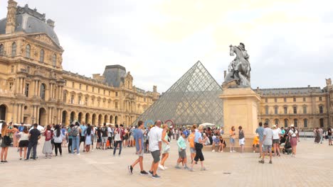 Menschenmassen-Versammeln-Sich-Vor-Dem-Louvre-Museum-In-Paris,-Wo-Während-Der-Spiele-2024-Die-Olympischen-Ringe-Ausgestellt-Sind