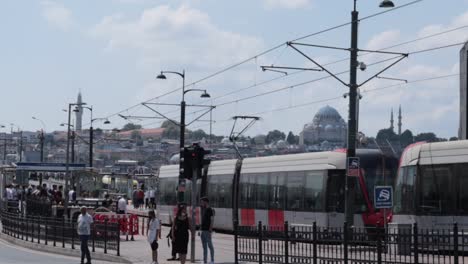 Tranvía-Eléctrico-Moderno-En-Las-Calles-De-La-Ciudad-De-Estambul