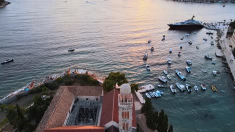 Luftaufnahme-Einer-Kirche-In-Der-Nähe-Der-Küste-Der-Altstadt-Von-Hvar-Bei-Sonnenuntergang