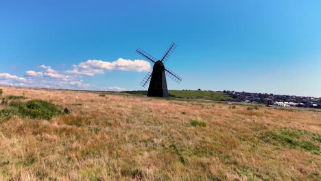 Imágenes-De-Drones-En-4k-Que-Muestran-Una-Breve-Aproximación-Aérea-A-Baja-Altura-Al-Hermoso-Molino-De-Viento-En-Rottingdean,-Sussex