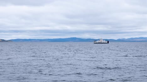 Ferry-Calmac-Que-Viaja-Desde-La-Isla-De-Arran-En-El-Estuario-De-Clyde-Hasta-Claonaig-En-La-Península-De-Kintyre-En-Escocia,-Reino-Unido