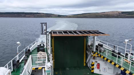 Viajando-En-El-Ferry-Escocés-Calmac-Desde-Claonaig-En-La-Península-De-Kintyre-Hasta-La-Isla-De-Arran-En-El-Fiordo-De-Clyde-En-Escocia,-Reino-Unido