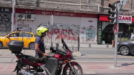 Gelbe-Taxis-Navigieren-Durch-Die-Straßen-Von-Istanbul,-Türkei,-Und-Unterstreichen-Das-Lebendige-Und-Dynamische-Tempo-Des-Städtischen-Verkehrs-Und-Stadtlebens