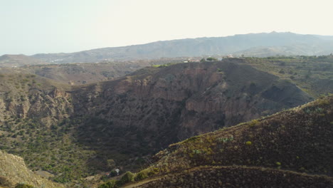 Fantastische-Luftaufnahme-In-Einem-Kreis-Des-Kraters-Der-Vulkanischen-Caldera-Bandama-Auf-Der-Insel-Gran-Canaria