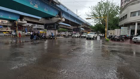 Incluso-Con-Las-Lluvias-Constantes,-El-Cumplimiento-Del-Tránsito-Parece-Estar-Mejorando-En-La-Ciudad.