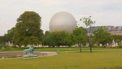 Ein-Heißluftballon-über-Der-Olympischen-Flamme-Im-Tuileriengarten-Während-Der-Spiele