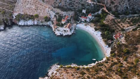 Vista-Aérea-Con-Dron-De-Una-Bahía-Turquesa-En-La-Isla-De-Hvar