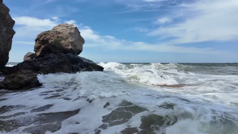 Las-Olas-Dinámicas-Chocan-Contra-Las-Rocas-Escarpadas-A-Lo-Largo-De-La-Costa-De-Crimea-En-El-Sereno-Mar-De-Azov,-Mostrando-La-Espectacular-Belleza-De-La-Naturaleza.