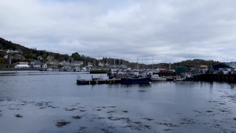 Malerische-Aussicht-Auf-Den-Hafen-Des-Dorfes-Tarbert-Mit-Booten-Im-Verwaltungsgebiet-Argyll-And-Bute-In-Schottland,-Vereinigtes-Königreich