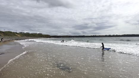 Playa-En-La-Costa-Oeste-De-Irlanda-En-Un-Día-Soleado-De-Verano:-Las-Olas-Son-Grandes-Y-La-Gente-Disfruta-Del-Día-En-La-Playa---Spanish-Point,-Irlanda