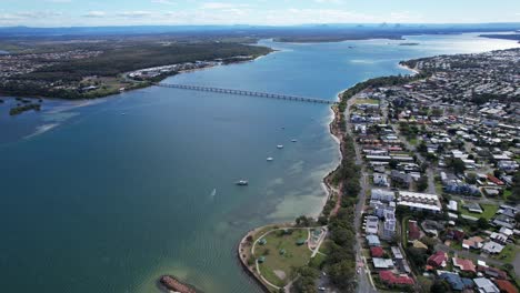 Puente-De-La-Isla-Bribie-En-Sandstone-Point,-Queensland,-Australia:-Vista-Aérea-Panorámica