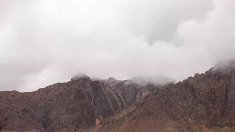 Atemberaubende-Luftaufnahme-Der-Wunderschönen-Berge-In-Afghanistan,-Die-Ihre-Natürliche-Pracht-Und-Ruhige-Umgebung,-Bergnatur,-Friedliche-Natur-Zur-Schau-Stellt