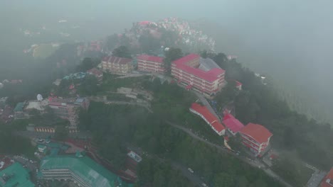 Vista-Aérea-De-La-Estación-De-Montaña-De-Shimla,-Calle-Comercial