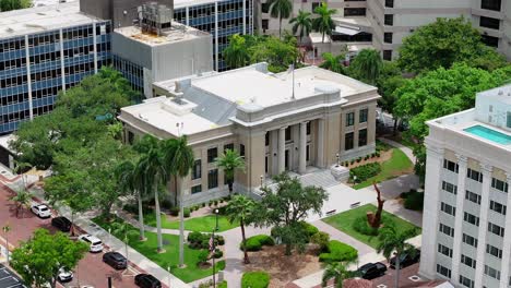 Verwaltungsgebäude-Des-Lee-County-In-Fort-Myers,-Florida