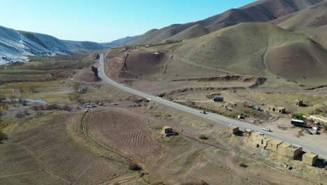 Vista-Aérea-Durante-El-Vuelo-De-Drones-Sobre-Colinas