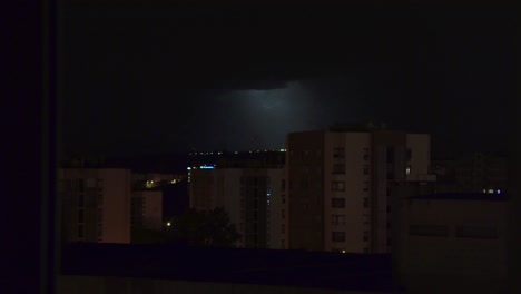 Gewitter-über-Der-Stadt-In-Der-Nacht