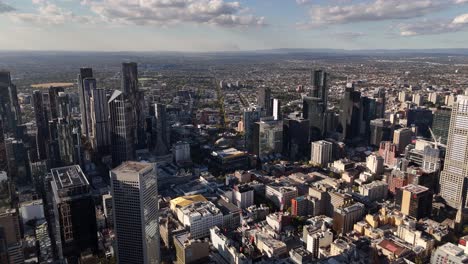 Orbit-Aufnahme-Von-Kommerziellen-Hochhäusern-Bei-Sonnenuntergang,-Melbourne-City-CBD,-Australien