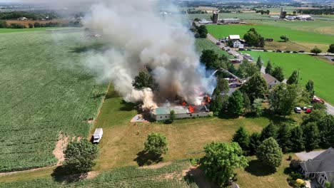 Casa-De-Campo-En-El-Campo-Americano-Ardiendo-En-Llamas