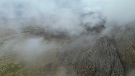 Atemberaubende-Luftaufnahme-Der-Wunderschönen-Berge-In-Afghanistan,-Die-Ihre-Natürliche-Pracht-Und-Ruhige-Umgebung,-Bergnatur,-Friedliche-Natur-Zur-Schau-Stellt