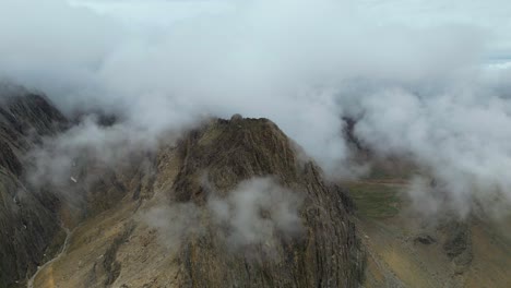 Atemberaubende-Luftaufnahme-Der-Wunderschönen-Berge-In-Afghanistan,-Die-Ihre-Natürliche-Pracht-Und-Ruhige-Umgebung,-Bergnatur,-Friedliche-Natur-Zur-Schau-Stellt