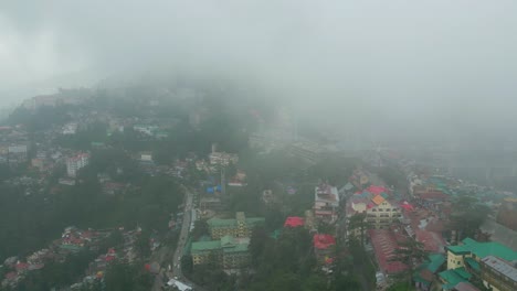 Vista-Aérea-De-La-Estación-De-Montaña-De-Shimla,-Calle-Comercial