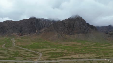 Impresionante-Vista-Aérea-De-Las-Hermosas-Montañas-De-Afganistán,-Que-Muestra-Su-Esplendor-Natural-Y-Su-Entorno-Tranquilo,-Naturaleza-Montañosa,-Naturaleza-Pacífica.