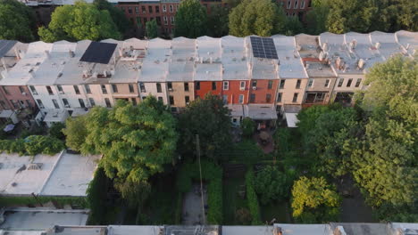 Aerial-view-of-a-row-of-Brownstones-in-Park-Slope,-Brooklyn