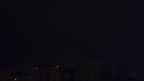 Rayos-De-Trueno-Sobre-La-Ciudad-Por-La-Noche