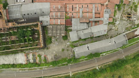 Vista-Aérea-De-Una-Fábrica-Abandonada-Cerca-De-Las-Vías-Del-Tren-En-La-Ciudad-De-Italia