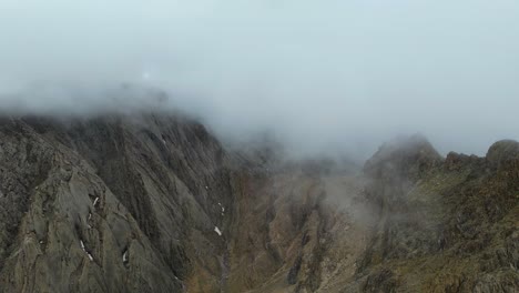 Atemberaubende-Luftaufnahme-Der-Wunderschönen-Berge-In-Afghanistan,-Die-Ihre-Natürliche-Pracht-Und-Ruhige-Umgebung,-Bergnatur,-Friedliche-Natur-Zur-Schau-Stellt