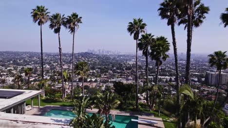 Atemberaubende-Luftaufnahmen-Der-Weitläufigen-Stadtlandschaft-Von-Los-Angeles-Unter-Einem-Klaren-Blauen-Himmel,-Die-Die-Weite-Und-Die-Ikonische-Skyline-Der-Stadt-Hervorheben