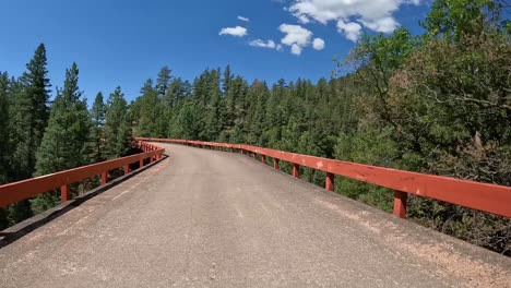 Punto-De-Vista:-Conducir-Sobre-Un-Puente-Rojo-En-La-Carretera-Gold-Belt-En-Front-Range,-En-Las-Montañas-Rocosas