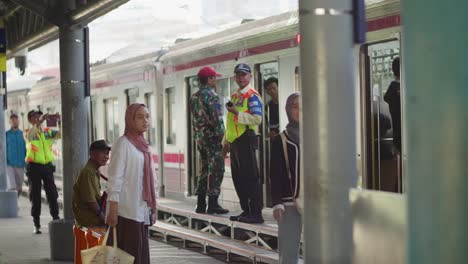 Personas-Que-Utilizan-La-Estación-De-Tren-Eléctrico-De-Kampung-Bandan