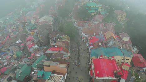 Vista-Aérea-De-La-Estación-De-Montaña-De-Shimla,-Calle-Comercial