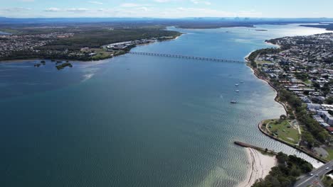 Ruhige-Landschaft-Auf-Bribie-Island-In-Queensland,-Australien---Luftaufnahme-Einer-Drohne