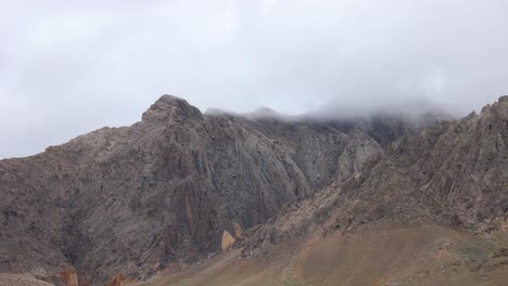 Atemberaubende-Luftaufnahme-Der-Wunderschönen-Berge-In-Afghanistan,-Die-Ihre-Natürliche-Pracht-Und-Ruhige-Umgebung,-Bergnatur,-Friedliche-Natur-Zur-Schau-Stellt